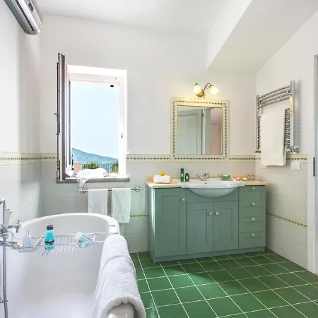 ヴィラ Sleeps 8 With Pool And Wifi Basicò