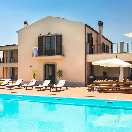 Sleeps 8 With Pool And Wifi ヴィラ Basicò