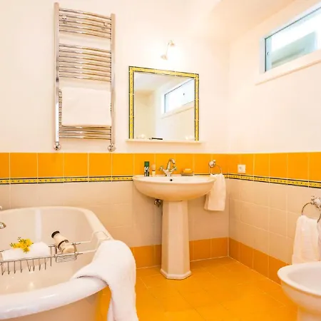 Sleeps 8 With Pool And Wifi Basicò