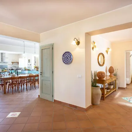 ヴィラ Sleeps 8 With Pool And Wifi Basicò