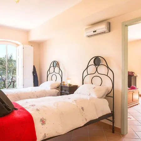 ヴィラ Sleeps 8 With Pool And Wifi Basicò