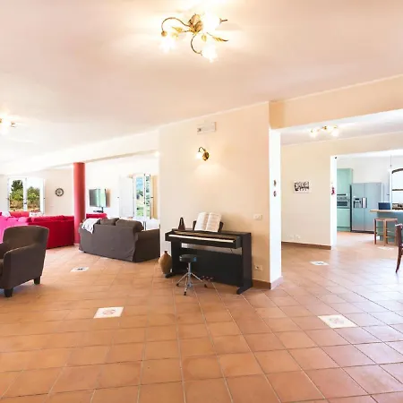 ヴィラ Sleeps 8 With Pool And Wifi Basicò