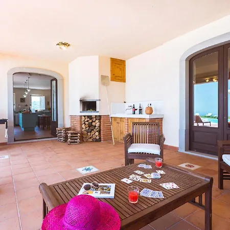 Sleeps 8 With Pool And Wifi